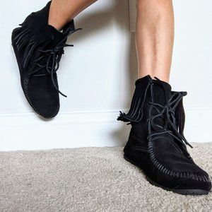 Minnetonka Boots Size 9 Front Tie Fringe Boho